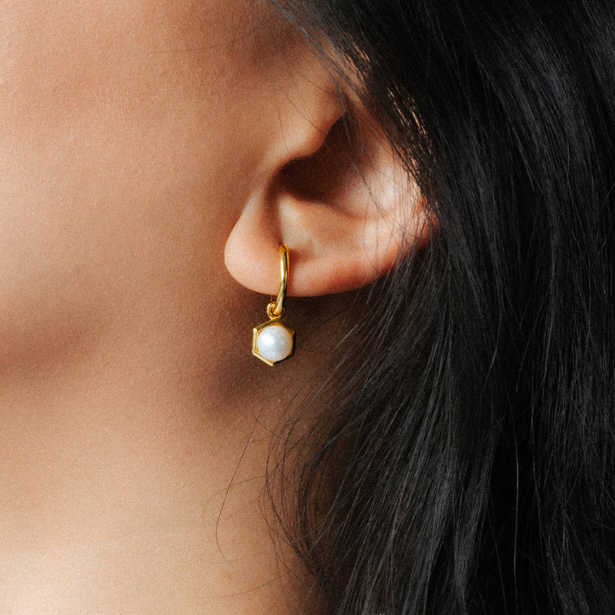 La Clara Pearl in Honeycomb Hoop Earrings