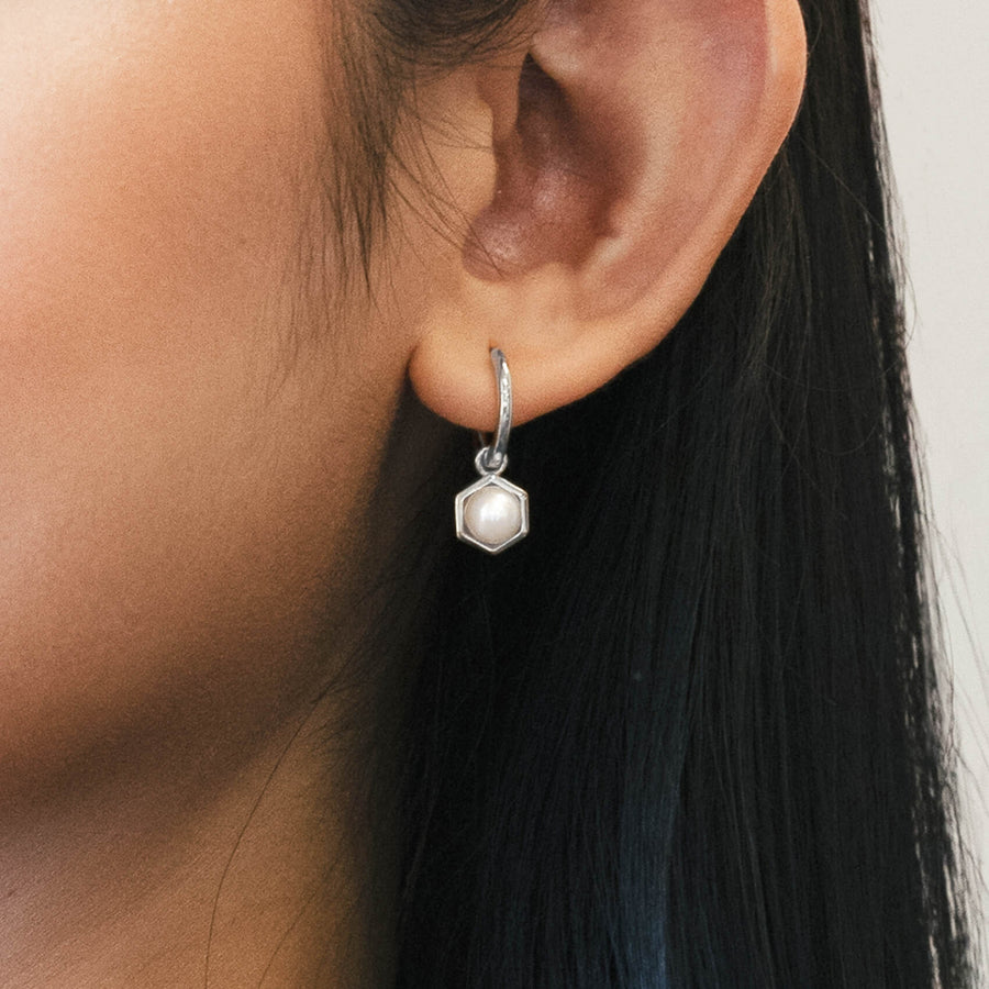 La Clara Pearl in Honeycomb Hoop Earrings