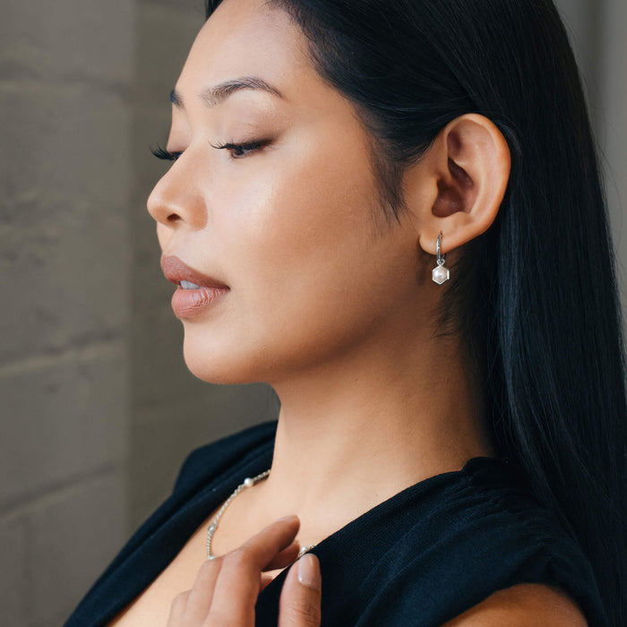 La Clara Pearl in Honeycomb Hoop Earrings