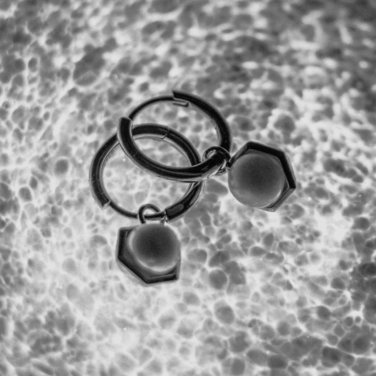 La Clara Pearl in Honeycomb Hoop Earrings