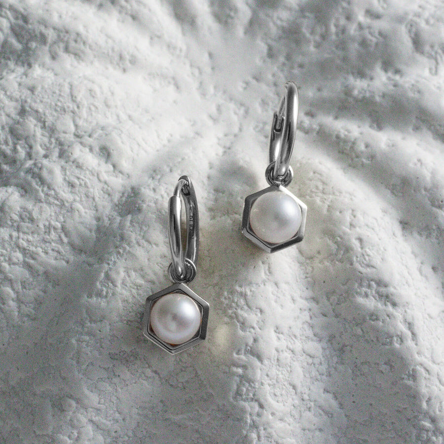 La Clara Pearl in Honeycomb Hoop Earrings