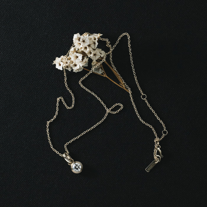 O Colar de Diamante Solitário